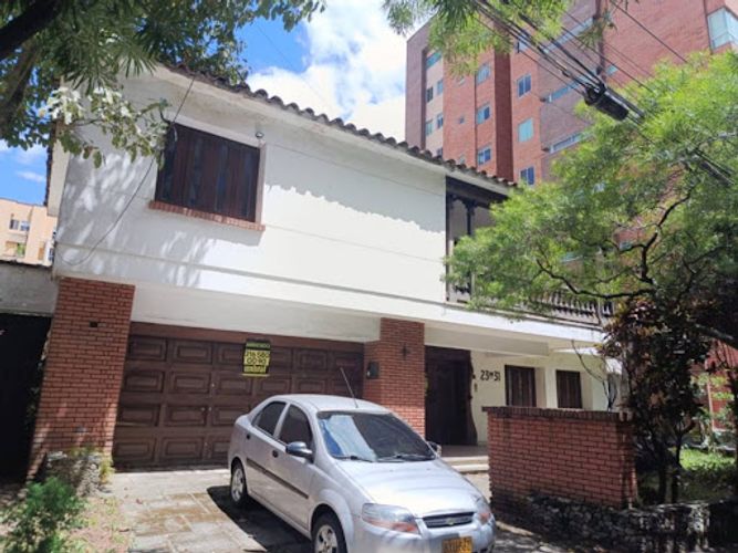Casa de 9 alcobas en arriendo en Zuñiga, Envigado, 450 m² · foto 2 de 24