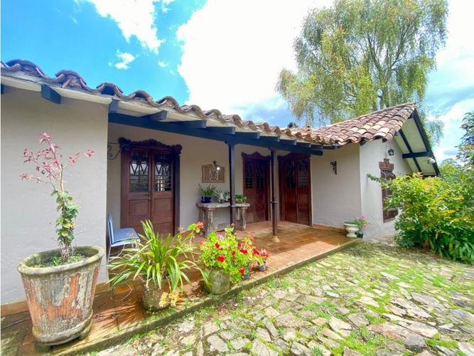 Casa de 4 alcobas en arriendo en Cabeceras De Llanogrande, Medellín, 350 m² · foto 2 de 24