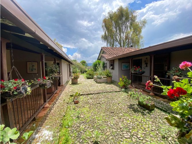 Casa de 4 alcobas en arriendo en Cabeceras De Llanogrande, Medellín, 350 m² · foto 3 de 24