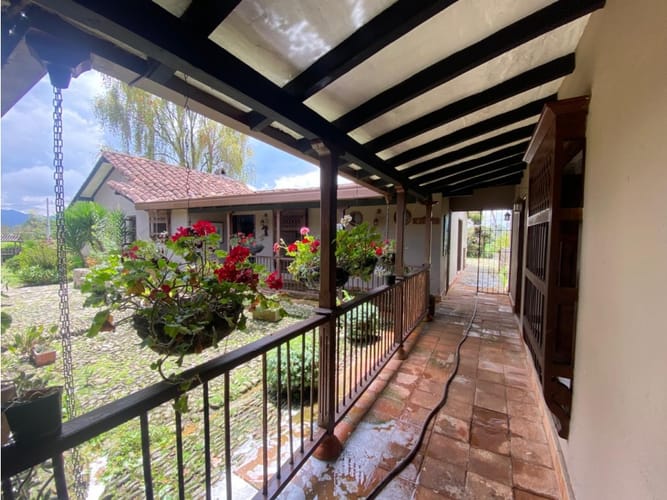 Casa de 4 alcobas en arriendo en Cabeceras De Llanogrande, Medellín, 350 m² · foto 8 de 24