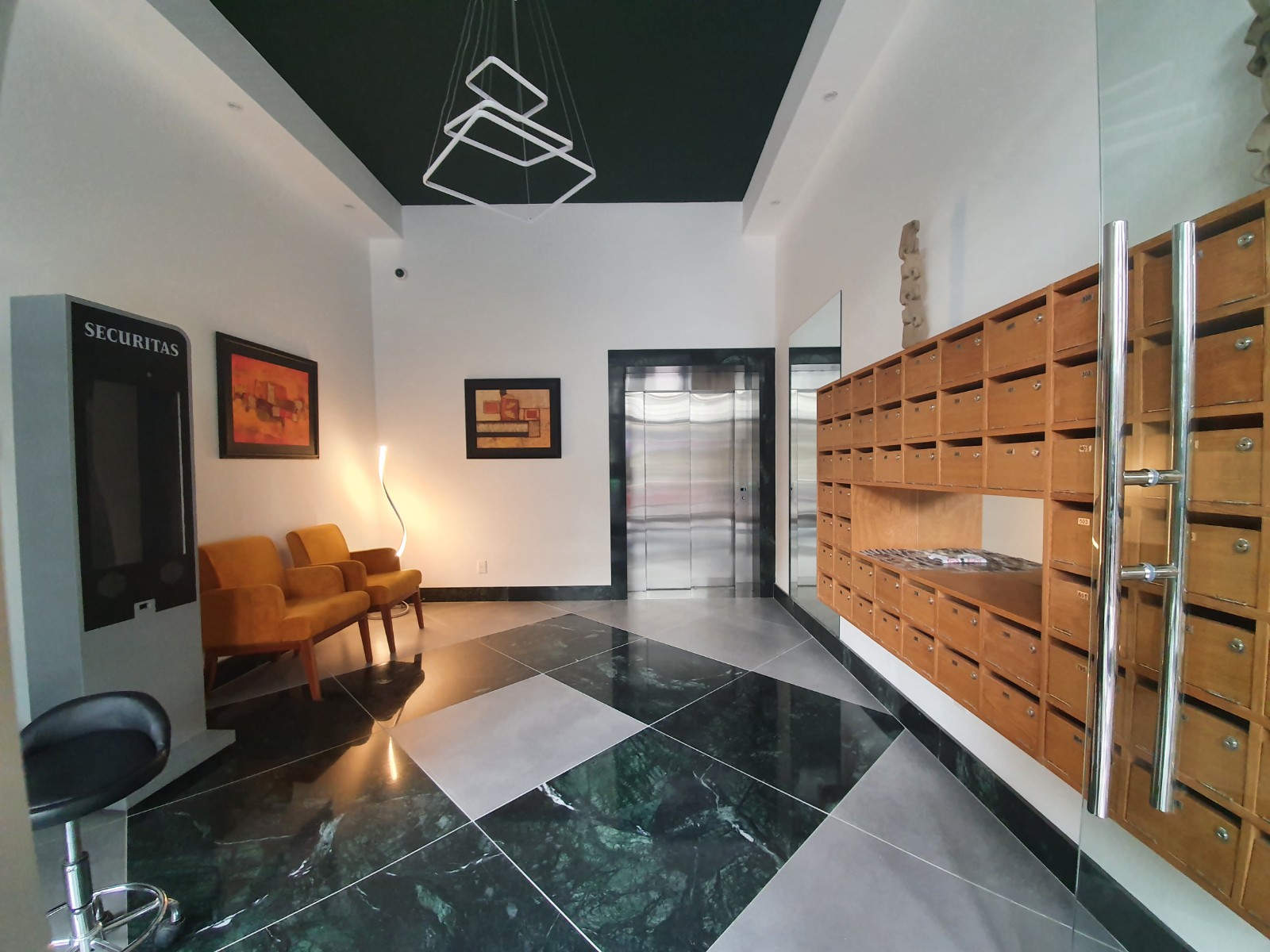 Apartamento En Alquiler, 2 Dormitorios, Garage, Centro, Piso 3 · Foto 1