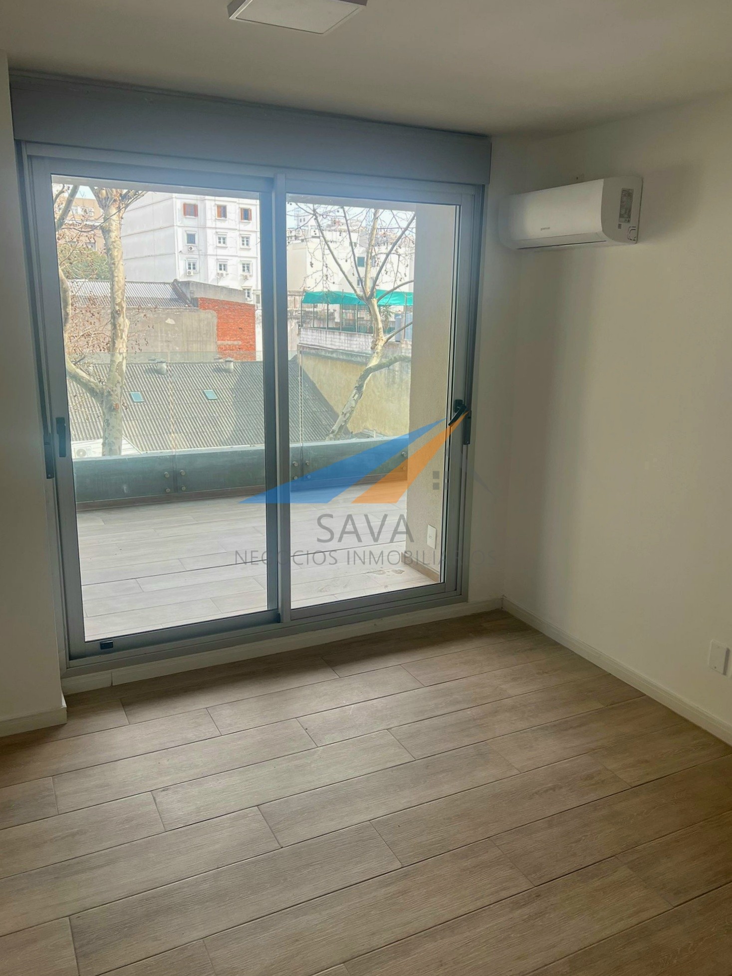 Alquiler Apartamento 1 Dormitorio en Tres Cruces! Terraza con Parrillero. · Foto 3