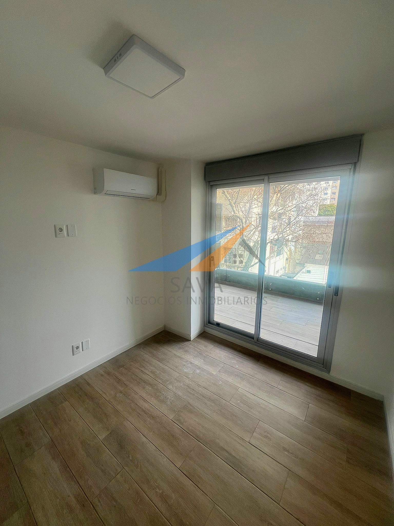 Alquiler Apartamento 1 Dormitorio en Tres Cruces! Terraza con Parrillero. · Foto 4