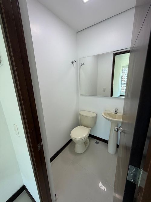 Oficina en arriendo en El Tesoro, Medellín, 35 m² · foto 3 de 4