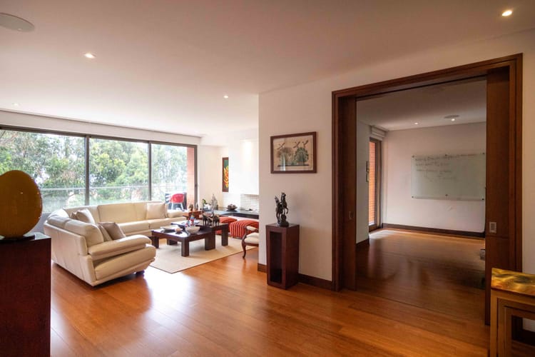 Apartamento de 3 alcobas en venta en Cerros De Los Alpes, Bogotá, 307 m² · foto 3 de 24