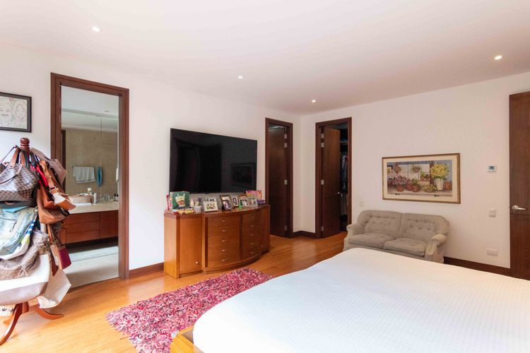 Apartamento de 3 alcobas en venta en Cerros De Los Alpes, Bogotá, 307 m² · foto 21 de 24