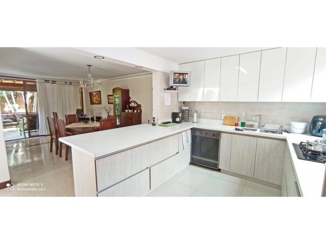 Casa de 4 alcobas en venta en La Visitación, Medellín, 352 m² · foto 3 de 24