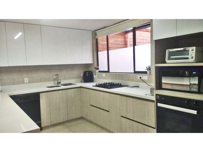 Casa de 4 alcobas en venta en La Visitación, Medellín, 352 m² · foto 6 de 24
