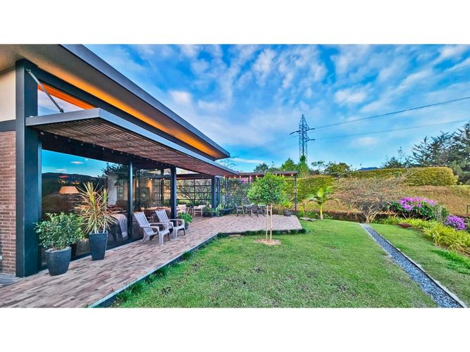 Casa de 3 alcobas en venta en Guamito, La Ceja, 372 m² · foto 3 de 24