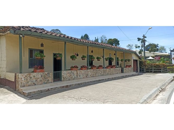 Casa de 5 alcobas en venta en Las Garzonas, El Carmen de Viboral, 207 m² · foto 2 de 11