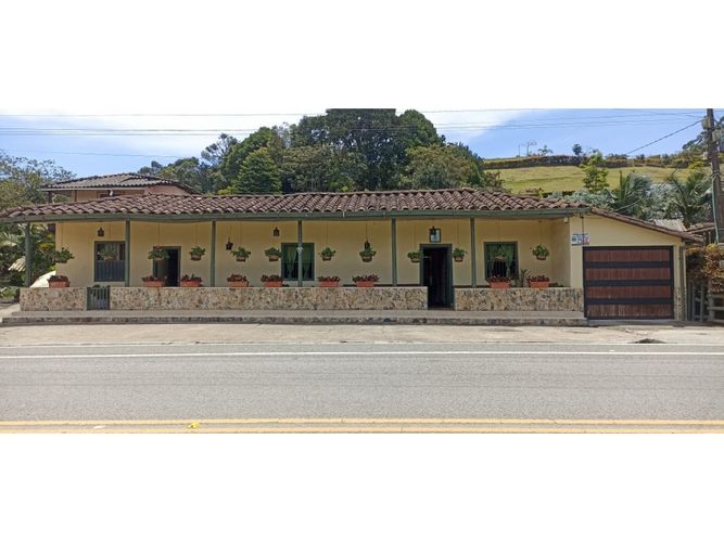Casa de 5 alcobas en venta en Las Garzonas, El Carmen de Viboral, 207 m² · foto 3 de 11