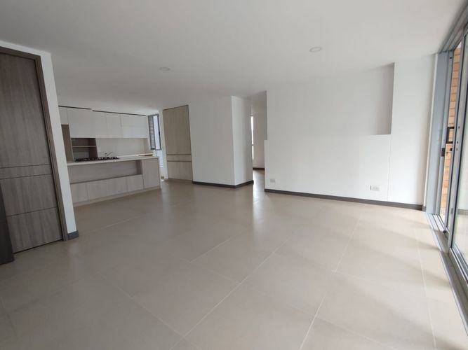 Apartamento de 3 alcobas en arriendo en Loma Del Escobero, Envigado, 122 m² · foto 2 de 19