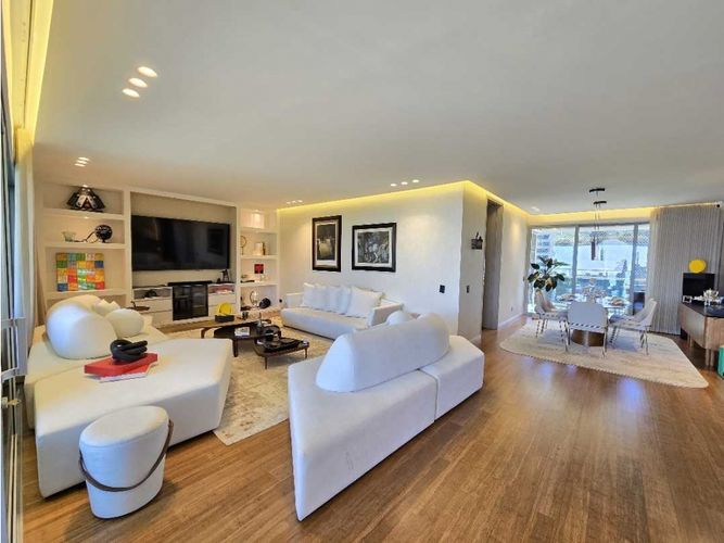 Apartamento de 3 alcobas en venta en Los Balsos, Medellín, 311 m² · foto 3 de 24