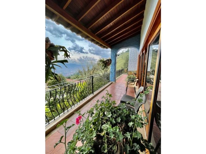 Casa de 4 alcobas en venta en Loma Del Escobero, Envigado, 525 m² · foto 2 de 24