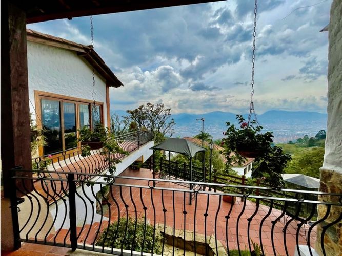 Casa de 4 alcobas en venta en Loma Del Escobero, Envigado, 525 m² · foto 3 de 24