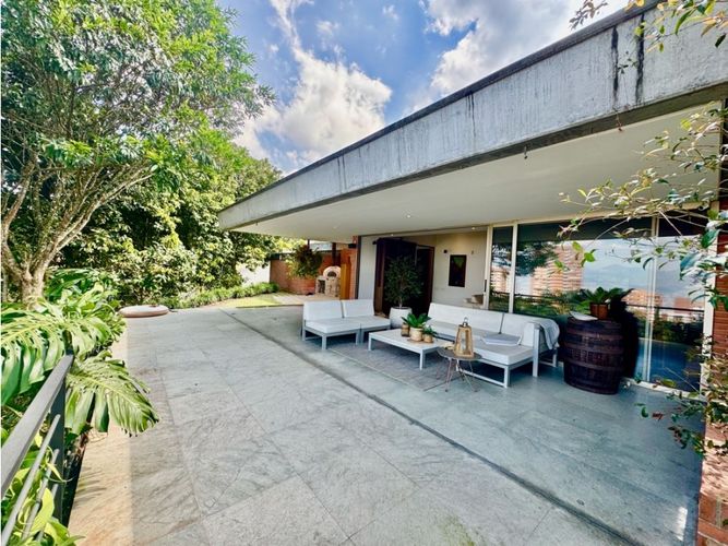 Casa de 2 alcobas en venta en El Poblado, Medellín, 500 m² · foto 2 de 24