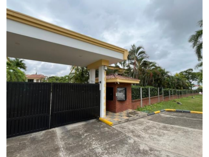 Casa en venta en Fortalecilla, Neiva, 221 m² · foto 3 de 8