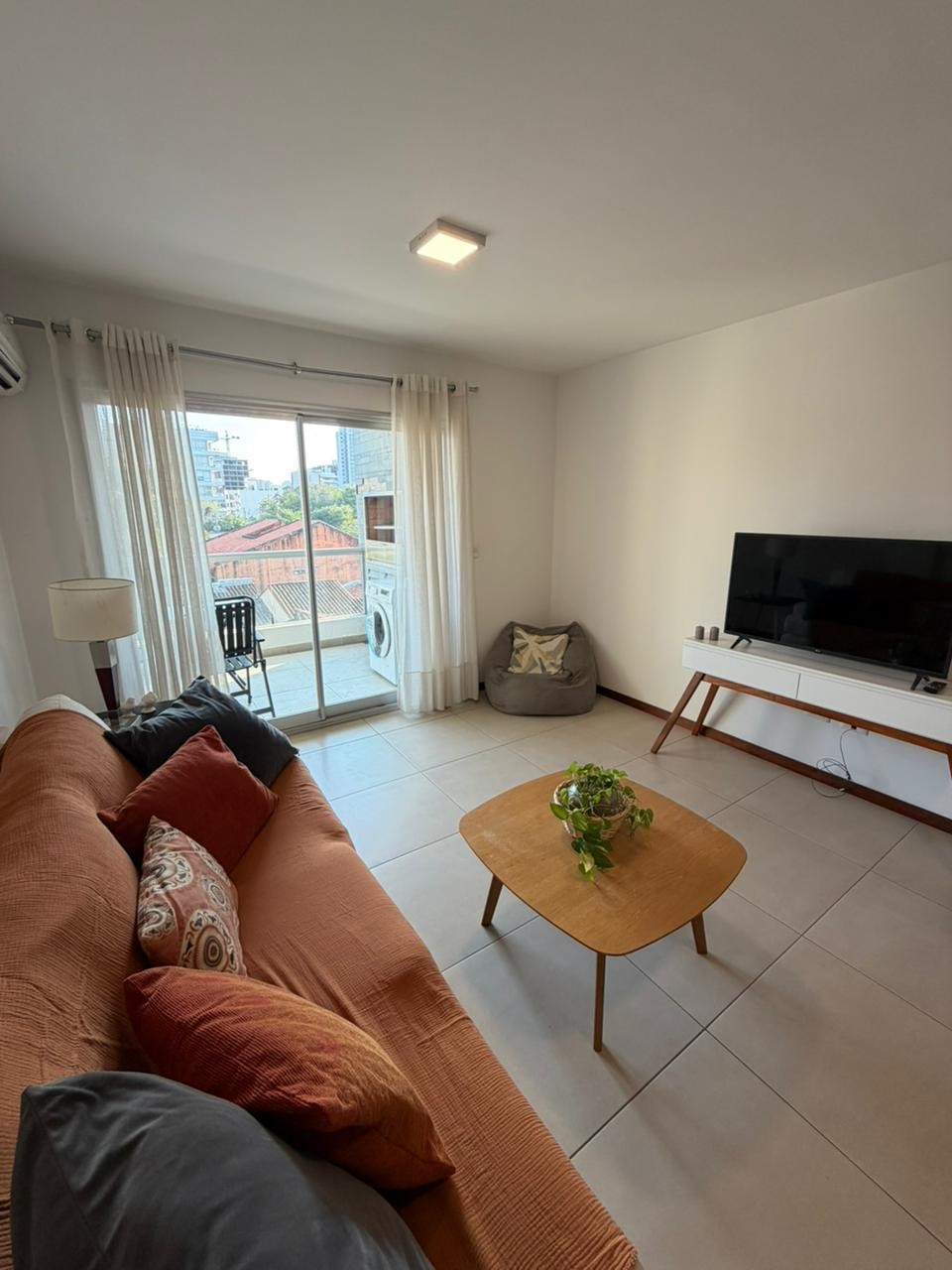 HERMOSO DEPARTAMENTO RECIEN AMOBLADO Y EQUIPADO 100% CON EXCELENTE BALCON CON PARRILLA Y COCHERA, A PASOS DEL SHOPPING DEL SOL!!! — foto 2