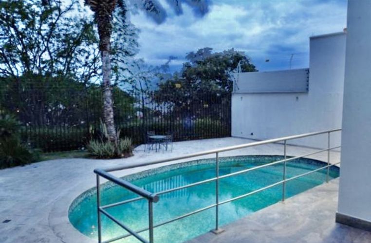 Casa de 4 alcobas en venta en Cristales, Cali, 450 m² · foto 2 de 9
