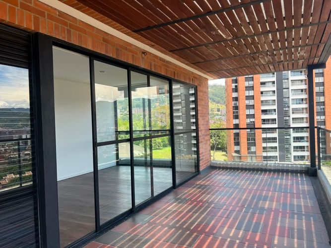 Apartamento de 2 alcobas en arriendo en Camino Verde, Envigado, 75 m² · foto 2 de 19
