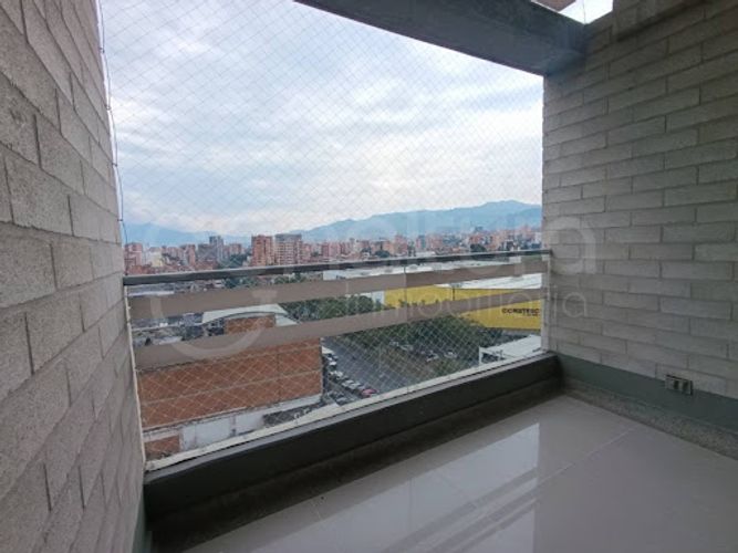 Apartamento de 2 alcobas en arriendo en Naranjal, Medellín, 77 m² · foto 2 de 14