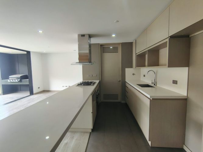 Apartamento de 2 alcobas en arriendo en El Poblado, Medellín, 102 m² · foto 3 de 18