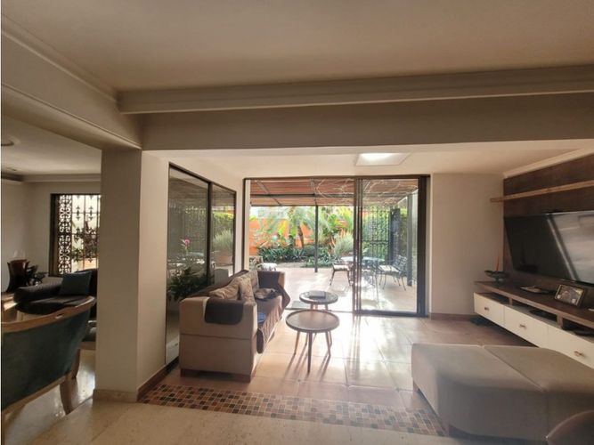 Casa de 4 alcobas en venta en El Poblado, Medellín, 371 m² · foto 2 de 13
