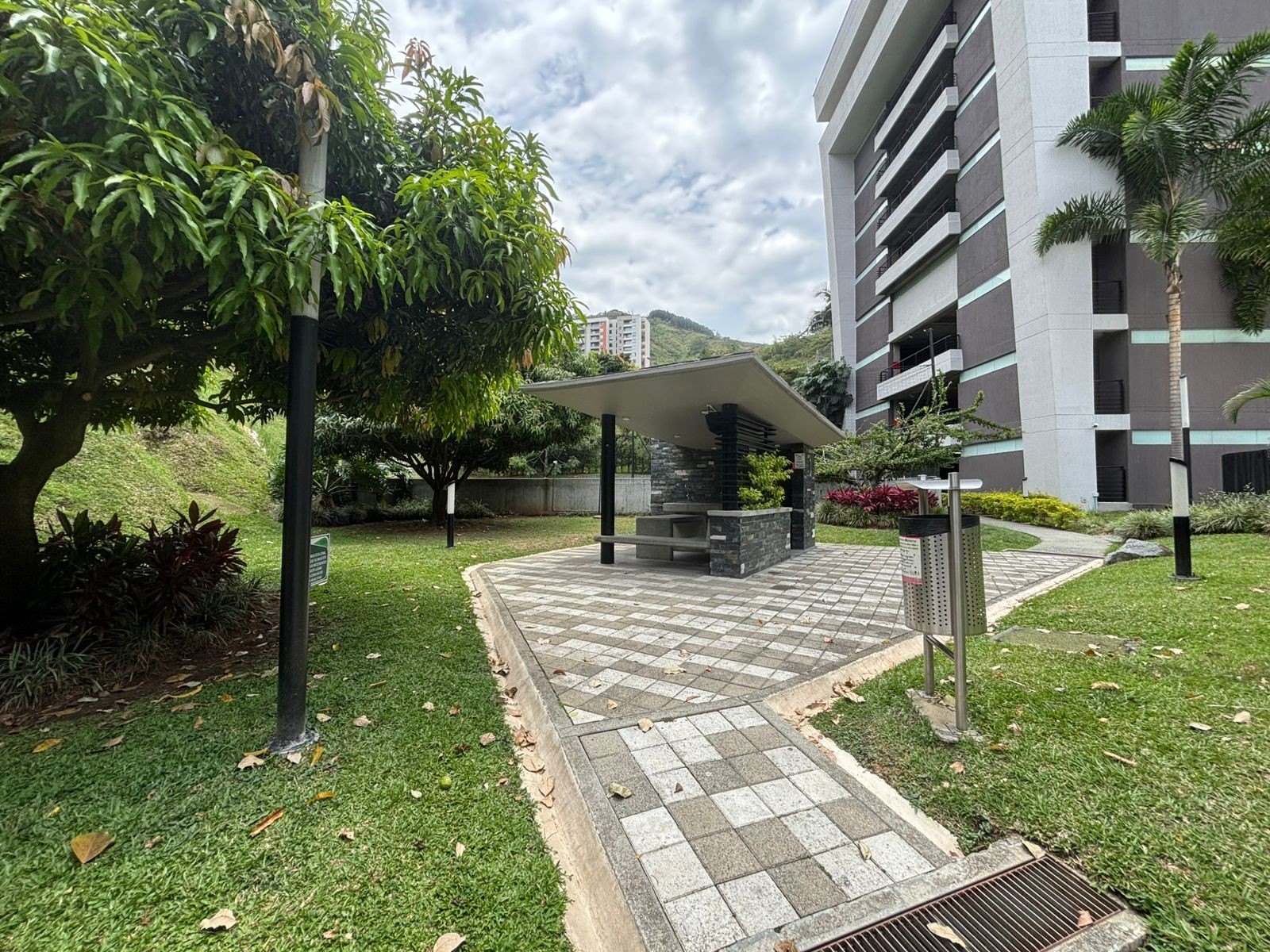 Apartamento en venta en Loma De Los Bernal, Medellín · foto 17 de 18