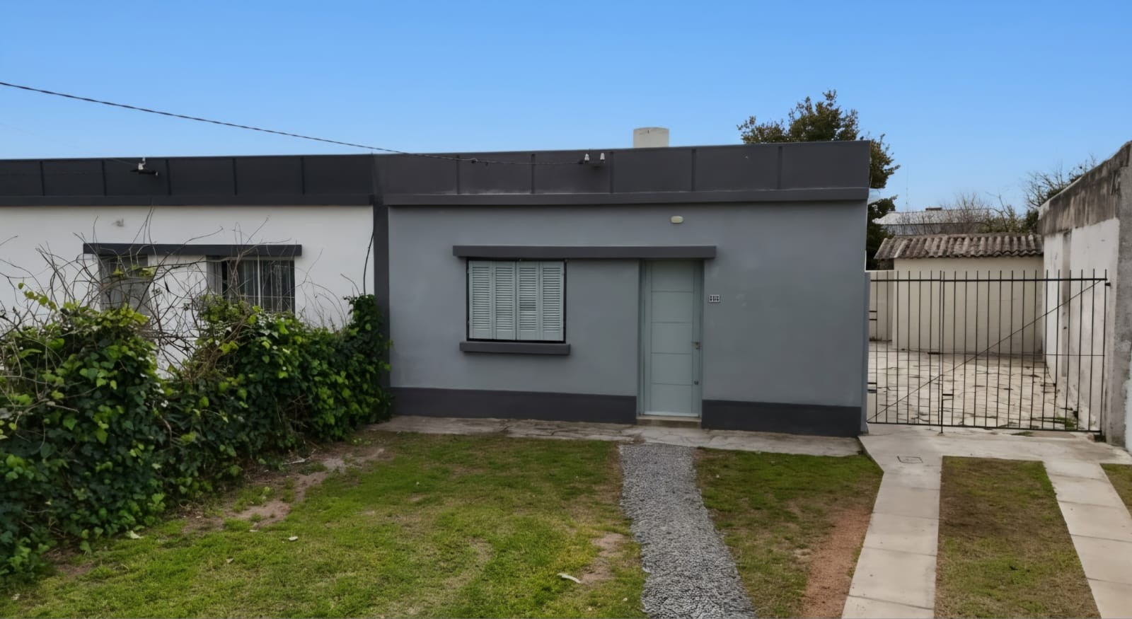 Alquiler casa dos dormitorios en Manga, ubicación estratégica a pocos metros de Av. Belloni, con depósito o taller.