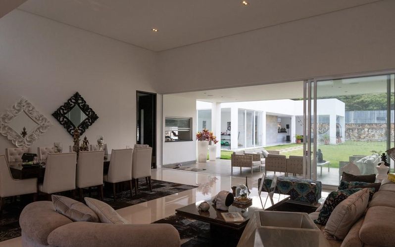Casa de 6 alcobas en venta en Ciudad Jardin, Cali, 577 m² · foto 2 de 24