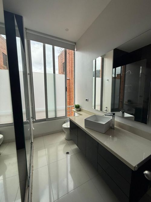 Apartamento de 1 alcoba en venta en Los Rosales, Bogotá, 81 m² · foto 7 de 17