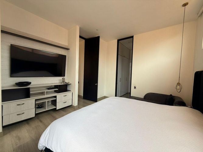 Apartamento de 1 alcoba en venta en Los Rosales, Bogotá, 81 m² · foto 2 de 17