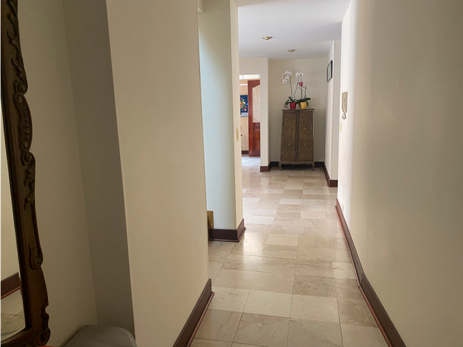Apartamento de 4 alcobas en venta en Los Rosales, Bogotá, 220 m² · foto 2 de 24