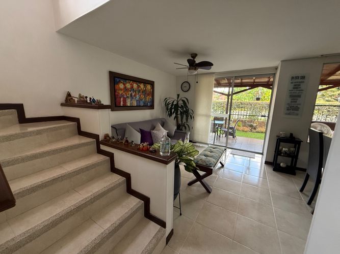 Casa de 3 alcobas en venta en El Castillo, Jamundí, 201 m² · foto 3 de 24