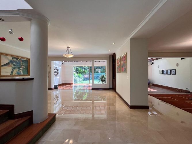 Casa de 3 alcobas en arriendo en El Poblado, Medellín, 257 m² · foto 3 de 19