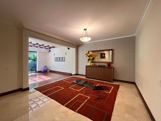 Casa de 3 alcobas en arriendo en El Poblado, Medellín, 257 m² · foto 2 de 19