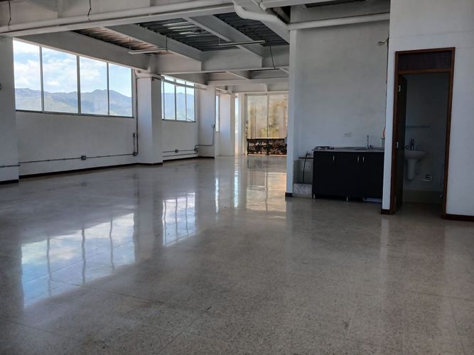 Bodega en arriendo en La Candelaria, Medellín, 170 m² · foto 8 de 12