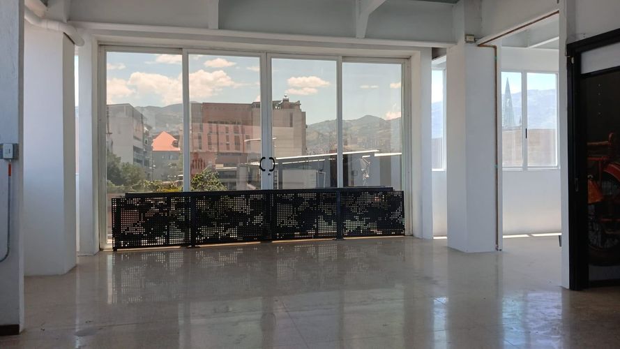 Bodega en arriendo en La Candelaria, Medellín, 170 m² · foto 2 de 12