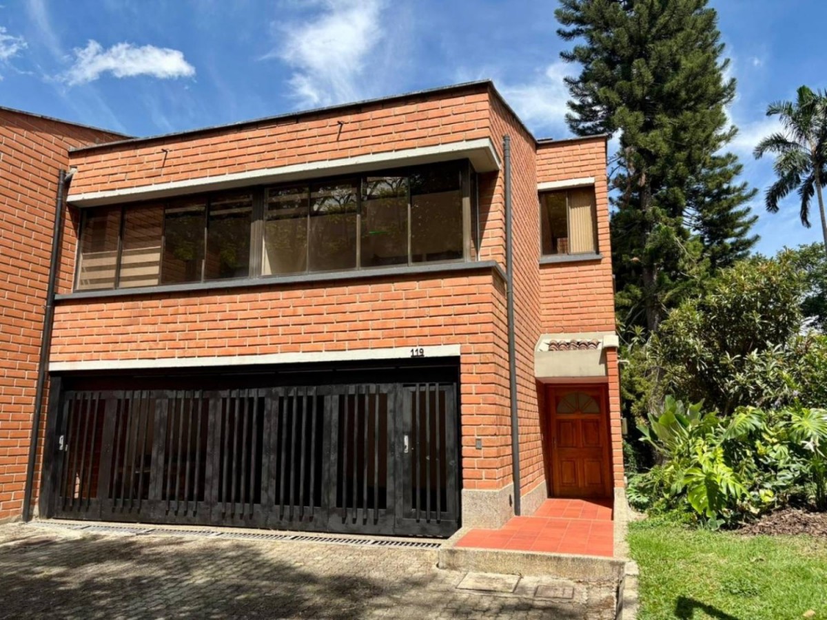 Casa en arriendo en El Poblado, Medellín · foto 2 de 24