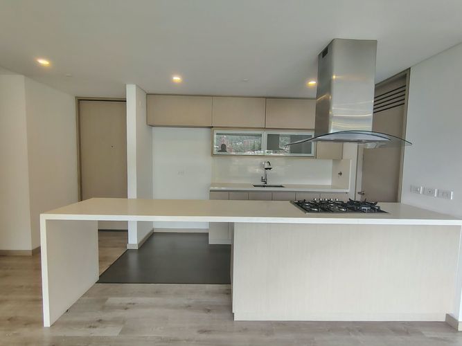 Apartamento de 2 alcobas en arriendo en El Poblado, Medellín, 103 m² · foto 4 de 15