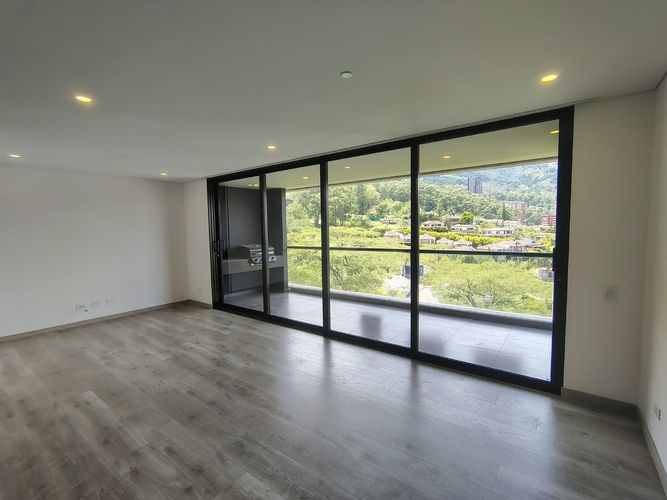 Apartamento de 2 alcobas en arriendo en El Poblado, Medellín, 103 m² · foto 2 de 15