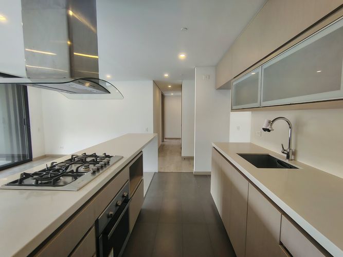 Apartamento de 2 alcobas en arriendo en El Poblado, Medellín, 103 m² · foto 5 de 15