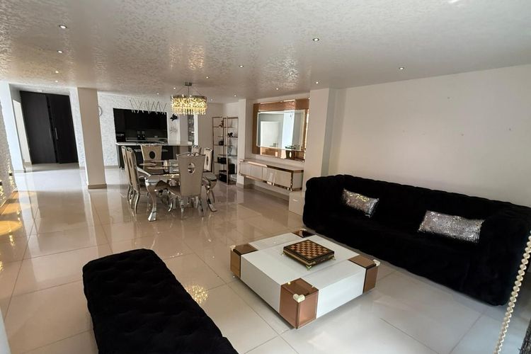 Casa de 5 alcobas en venta en Laureles, Medellín, 206 m² · foto 3 de 19