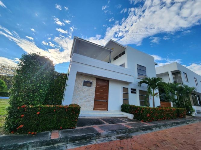 Casa de 4 alcobas en venta en Girardot, Girardot, 275 m² · foto 2 de 16