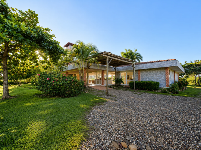 Casa de 6 alcobas en venta en Peralonso, Villavicencio, 795 m² · foto 2 de 24