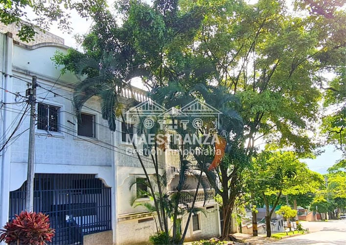 Edificio en arriendo en Prado, Medellín · foto 2 de 17