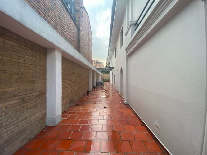 Casa de 10 alcobas en arriendo en El Nogal, Bogotá, 418 m² · foto 21 de 22