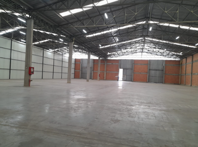 Bodega en arriendo en La Magnolia, Madrid, 2050 m² · foto 2 de 4