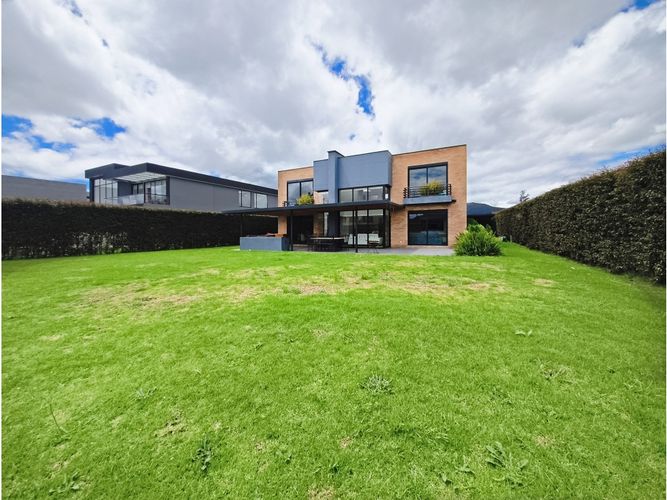 Casa de 4 alcobas en venta en San Jacinto, Chía, 382 m² · foto 2 de 24