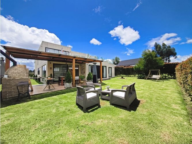 Casa de 4 alcobas en venta en San Jacinto, Chía, 510 m² · foto 2 de 24